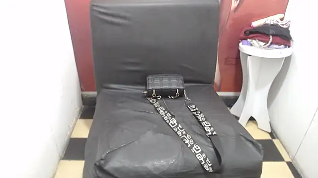 Snapshot of Laura_hottt chatting on October 2025 03:25:02 PM Laura hottt online show from October 2025 03:25:02 PM