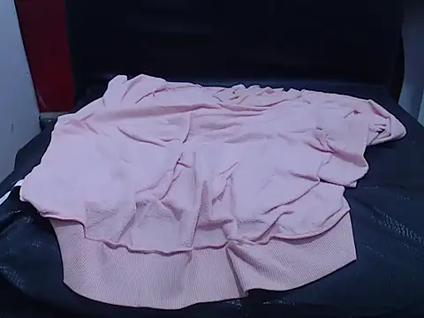 Snapshot of Laura_hottt chatting on October 2025 05:19:01 PM Laura hottt online show from October 2025 05:19:01 PM