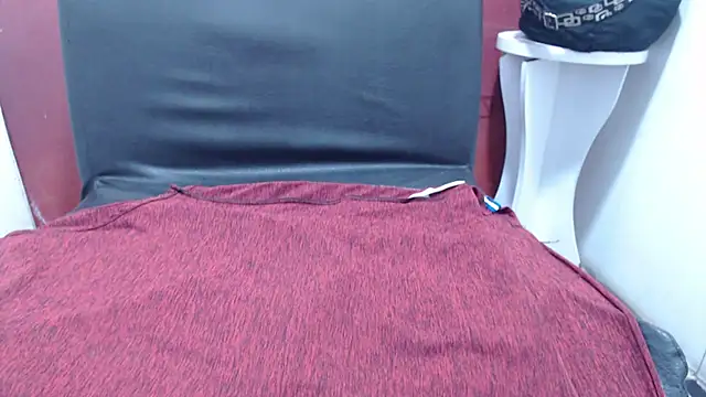 Snapshot of Laura_hottt chatting on October 2025 11:36:01 AM Laura hottt online show from October 2025 11:36:01 AM