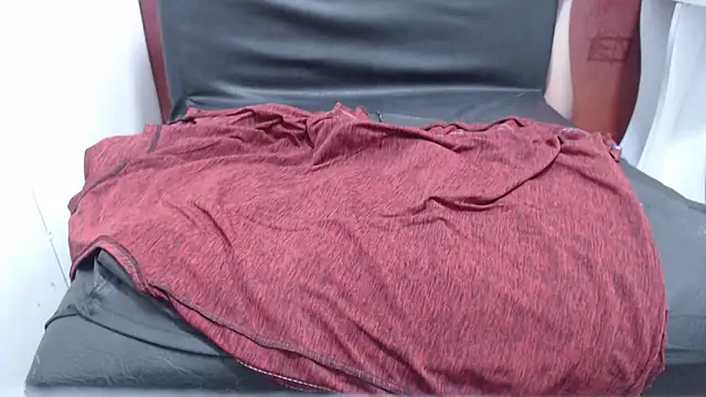 Snapshot of Laura_hottt chatting on October 2025 02:30:01 PM Laura hottt online show from October 2025 02:30:01 PM