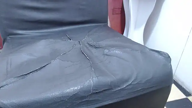 Snapshot of Laura_hottt chatting on October 2025 02:35:01 AM Laura hottt online show from October 2025 02:35:01 AM