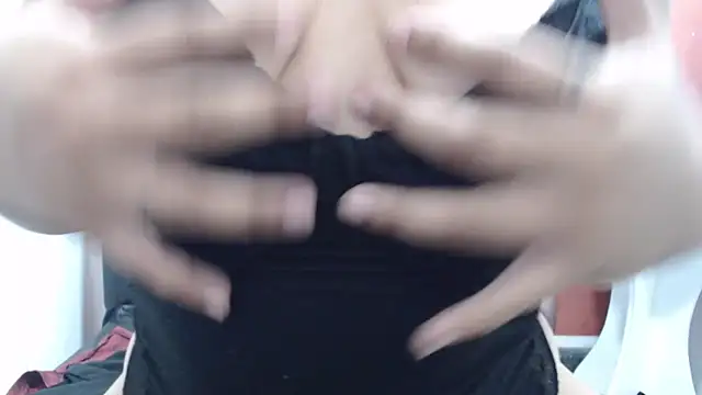 Snapshot of Laura_hottt chatting on November 2025 04:03:01 PM Laura hottt online show from November 2025 04:03:01 PM