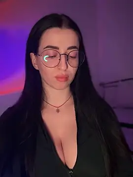 Emylia online show from December 2025 09:32:02 PM