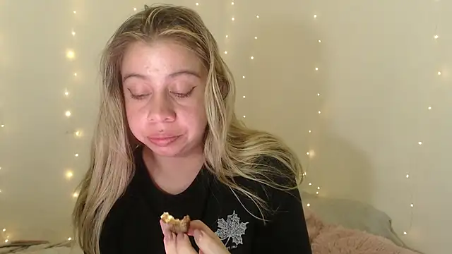 Snapshot of SweetSofty chatting on October 2025 09:15:01 PM SweetSofty online show from October 2025 09:15:01 PM