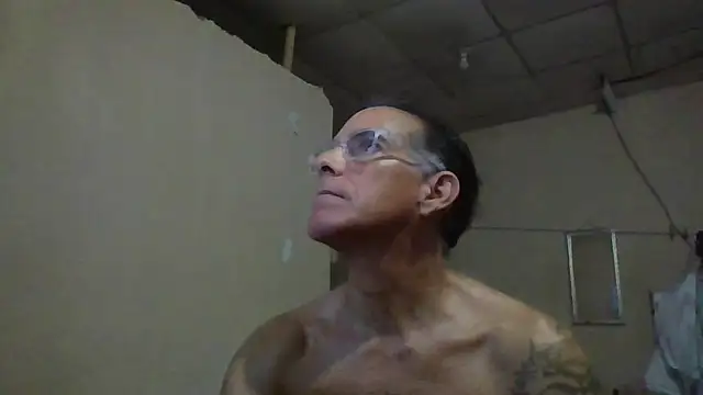 Snapshot of CaptainFox chatting on June 2026 11:17:01 PM CaptainFox online show from June 2026 11:17:01 PM