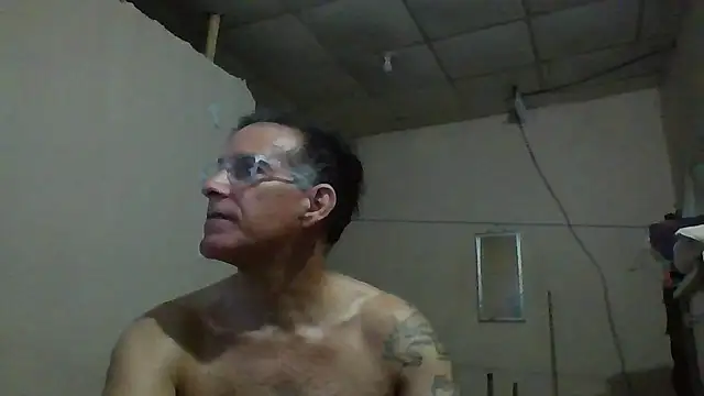 Snapshot of CaptainFox chatting on June 2026 11:18:01 PM CaptainFox online show from June 2026 11:18:01 PM