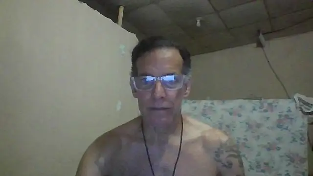 Snapshot of CaptainFox chatting on June 2026 11:29:01 PM CaptainFox online show from June 2026 11:29:01 PM