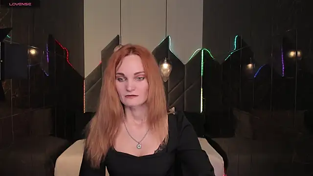 Snapshot of SaraSubtlety chatting on November 2025 01:32:02 PM SaraSubtlety online show from November 2025 01:32:02 PM