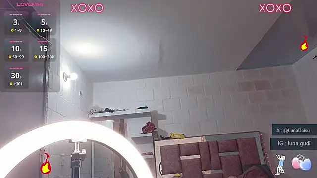 Snapshot of LunaGudi chatting on October 2025 11:07:02 AM LunaGudi online show from October 2025 11:07:02 AM