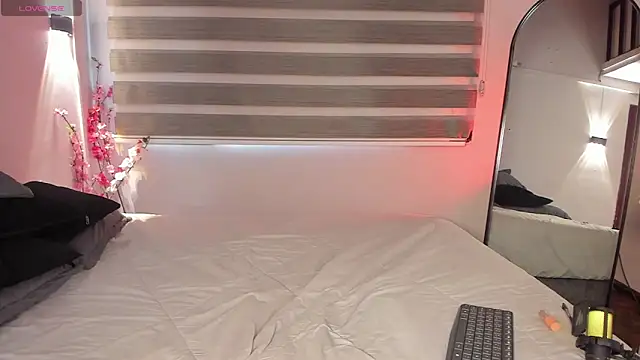 MERIDA TAYLOR online show from October 2025 01:52:01 PM