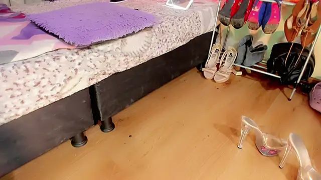 lesly xx online show from April 2026 07:20:01 PM