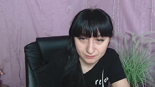 NinaFlawlees online show from May 2026 12:10:01 PM