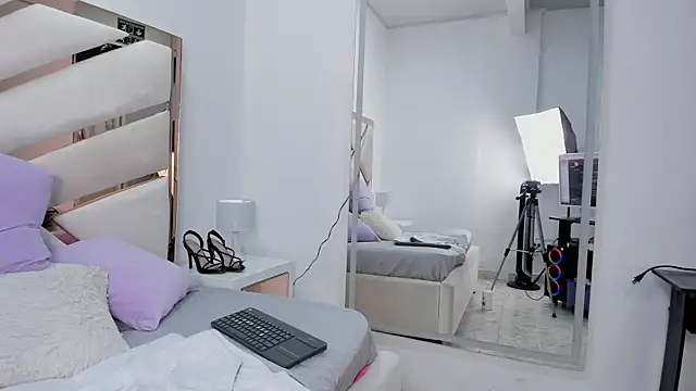 Snapshot of Naughty__Mom chatting on February 2025 10:19:01 PM Naughty Mom online show from February 2025 10:19:01 PM