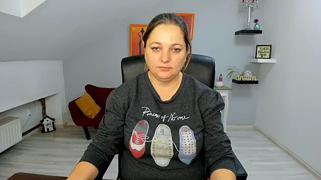 LollaGirl online show from November 2025 04:12:01 AM