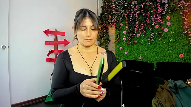 SarahDeyvis online show from November 2025 01:32:01 PM