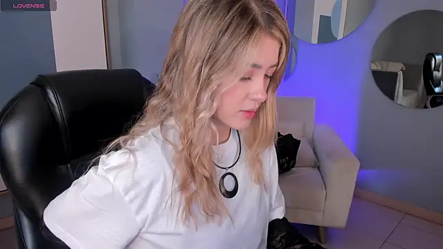 EveBensonX online show from October 2025 07:37:01 PM