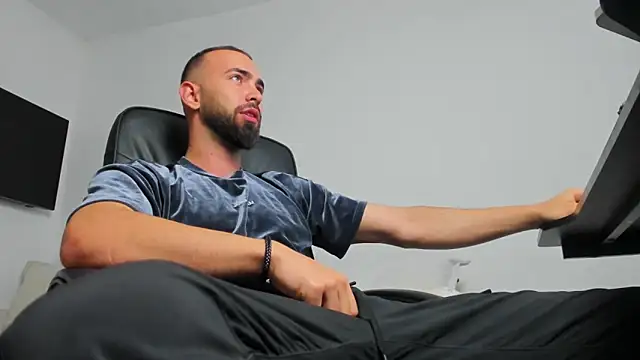 Snapshot of MichaelMasterss chatting on December 2024 08:47:01 AM MichaelMasterss online show from December 2024 08:47:01 AM