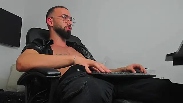 Snapshot of MichaelMasterss chatting on December 2024 11:56:02 PM MichaelMasterss online show from December 2024 11:56:02 PM