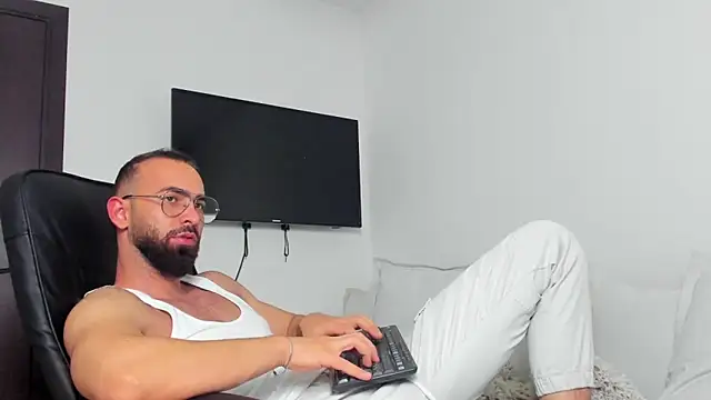 Snapshot of MichaelMasterss chatting on December 2024 01:27:01 AM MichaelMasterss online show from December 2024 01:27:01 AM