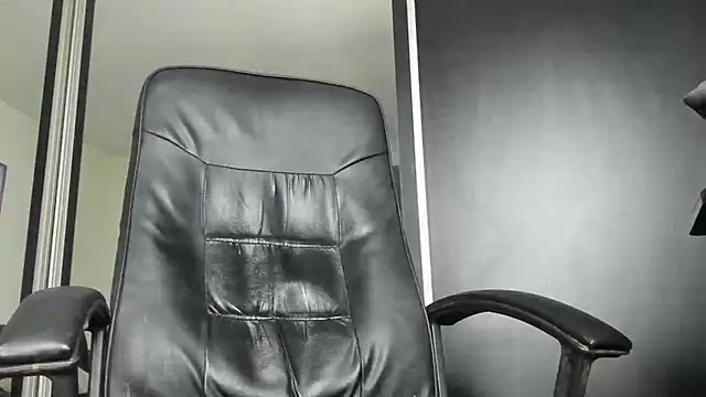 Snapshot of MichaelMasterss chatting on January 2025 11:27:02 PM MichaelMasterss online show from January 2025 11:27:02 PM