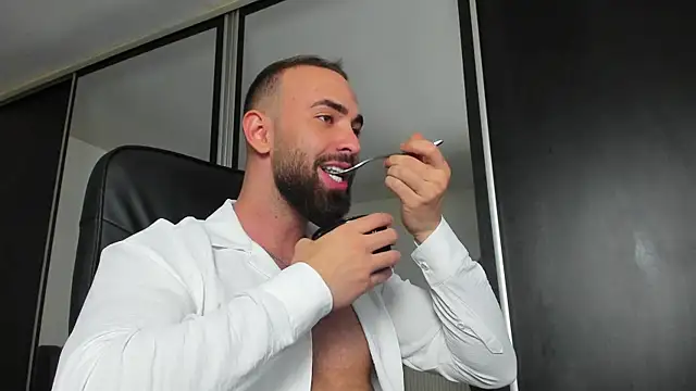 Snapshot of MichaelMasterss chatting on March 2025 09:35:01 PM MichaelMasterss online show from March 2025 09:35:01 PM