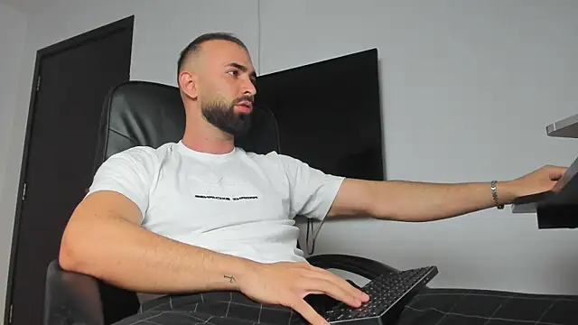 Snapshot of MichaelMasterss chatting on September 2025 08:14:01 PM MichaelMasterss online show from September 2025 08:14:01 PM