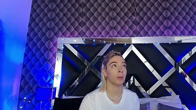 victoriaa lee  online show from March 2026 06:59:01 PM