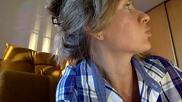 Snapshot of RebeccaMartinez chatting on March 2025 01:43:02 PM RebeccaMartinez online show from March 2025 01:43:02 PM