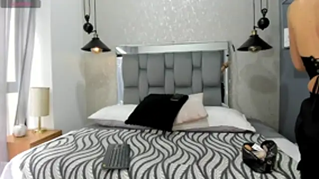mia thompsonn  online show from June 2026 02:10:02 PM