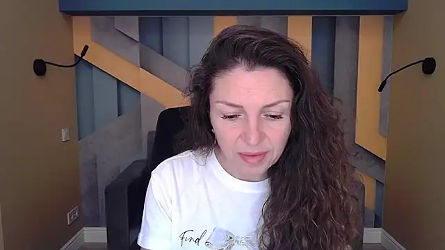 Snapshot of EllaLong chatting on October 2025 11:29:02 AM EllaLong online show from October 2025 11:29:02 AM