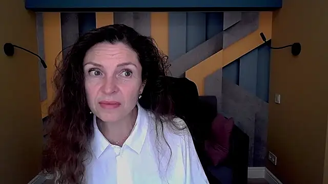 Snapshot of EllaLong chatting on October 2025 11:33:02 AM EllaLong online show from October 2025 11:33:02 AM