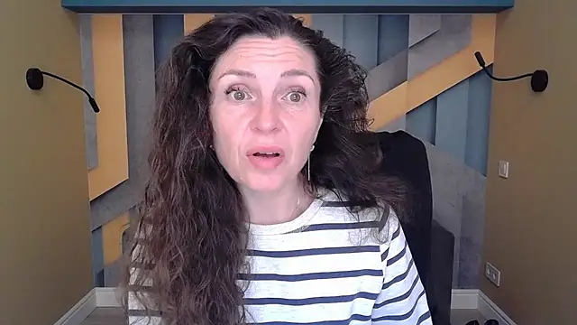 Snapshot of EllaLong chatting on October 2025 11:32:02 AM EllaLong online show from October 2025 11:32:02 AM