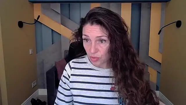 Snapshot of EllaLong chatting on October 2025 12:30:01 PM EllaLong online show from October 2025 12:30:01 PM