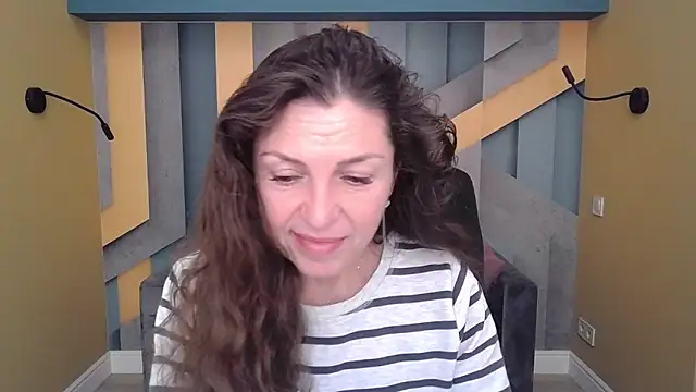 Snapshot of EllaLong chatting on October 2025 12:28:02 PM EllaLong online show from October 2025 12:28:02 PM