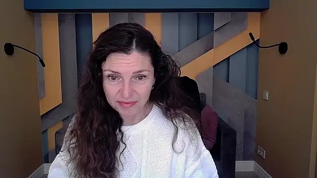 Snapshot of EllaLong chatting on November 2025 12:28:01 PM EllaLong online show from November 2025 12:28:01 PM