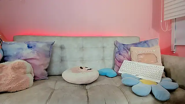 tinysara online show from May 2026 04:34:01 PM