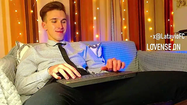 Midnighter  online show from December 2025 12:52:02 AM