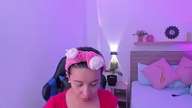 izaro22 online show from October 2025 12:46:01 PM