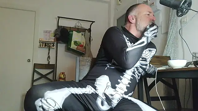 Snapshot of DaddybearVLC chatting on October 2025 09:05:02 PM DaddybearVLC online show from October 2025 09:05:02 PM