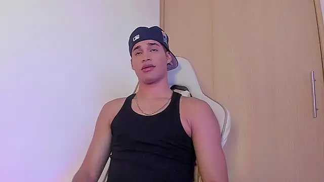 Snapshot of Jimmy_Leeh_ chatting on December 2024 09:35:01 PM Jimmy Leeh online show from December 2024 09:35:01 PM