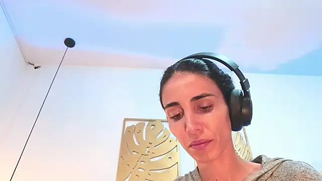 Nina Cavaali online show from October 2025 06:16:01 PM