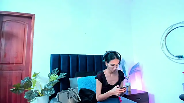 Nina Cavaali online show from October 2025 06:18:02 PM