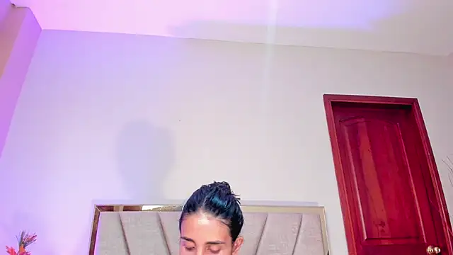 Nina Cavaali online show from October 2025 06:41:01 PM