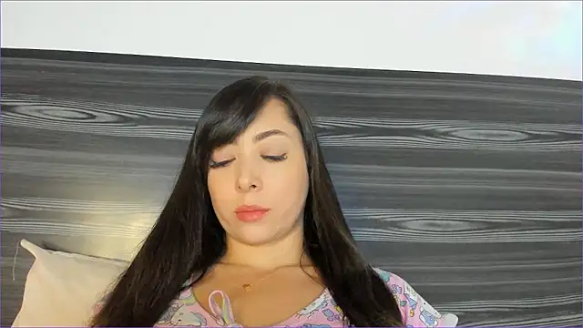 Mila  Paramo online show from January 2026 12:05:01 AM