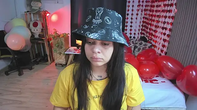 Snapshot of Cuttiealice chatting on February 2025 12:01:02 PM Cuttiealice online show from February 2025 12:01:02 PM