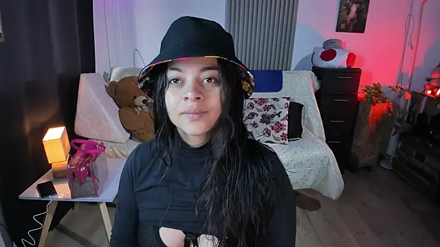 Snapshot of Cuttiealice chatting on February 2025 02:37:02 PM Cuttiealice online show from February 2025 02:37:02 PM