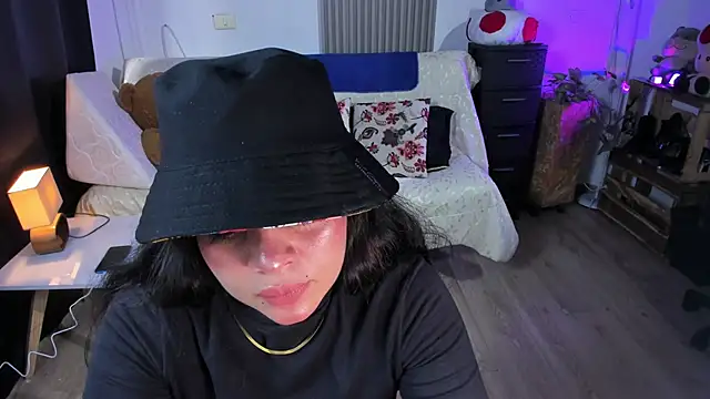 Snapshot of Cuttiealice chatting on February 2025 05:42:01 PM Cuttiealice online show from February 2025 05:42:01 PM