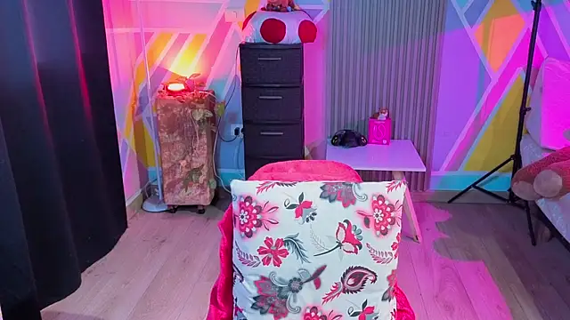 Snapshot of Cuttiealice chatting on October 2025 12:48:02 PM Cuttiealice online show from October 2025 12:48:02 PM