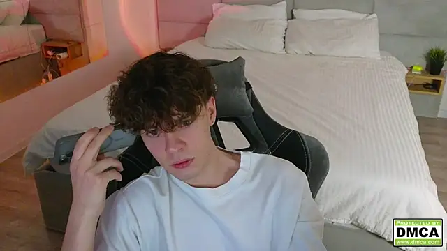 Snapshot of cute_thomas chatting on December 2024 12:04:02 AM cute thomas online show from December 2024 12:04:02 AM