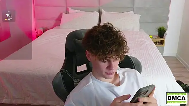 Snapshot of cute_thomas chatting on January 2025 11:24:01 PM cute thomas online show from January 2025 11:24:01 PM